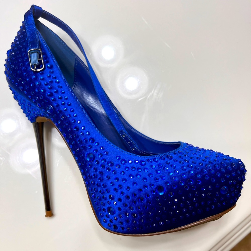 Gorgeous Aldo Shoes, Size 6 W/Matching Purse.